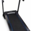 Tapis de course G1 noir, détails bleus, sur fond blanc