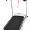 Tapis de course blanc MQSPORT avec barres d’appui, console et clé de sécurité rouge, sur fond blanc