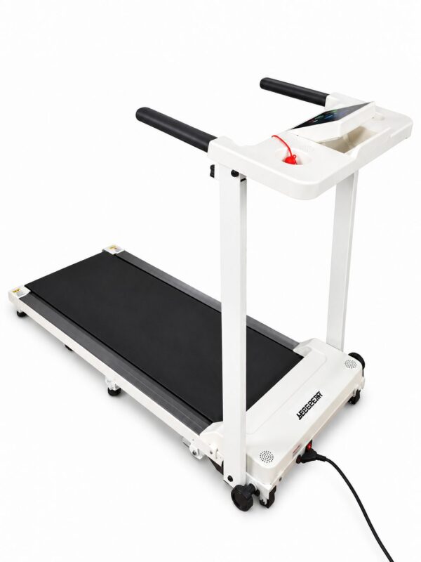 Tapis de course électrique blanc avec barres d’appui sur fond blanc