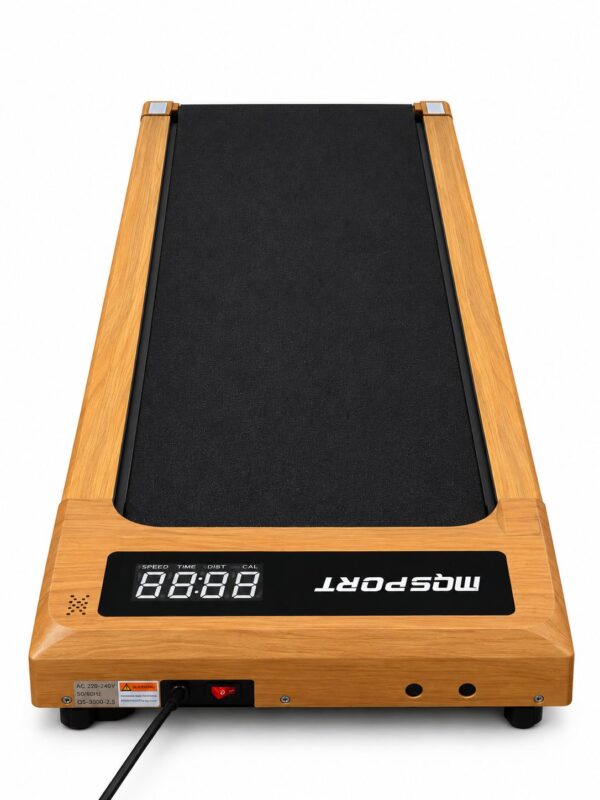 Tapis de marche compact à finition effet bois sur fond blanc