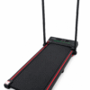 Tapis de course DJUNE noir et rouge avec barre d’appui et support pour téléphone, vue de trois quarts